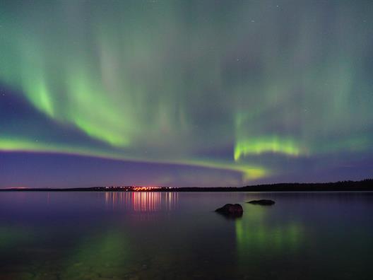 Julia Novaks Beitrag zeigt grün und blau schimmernde Nordlichter, die sie während ihres Studienaufenthaltes in Schweden beobachten konnte.